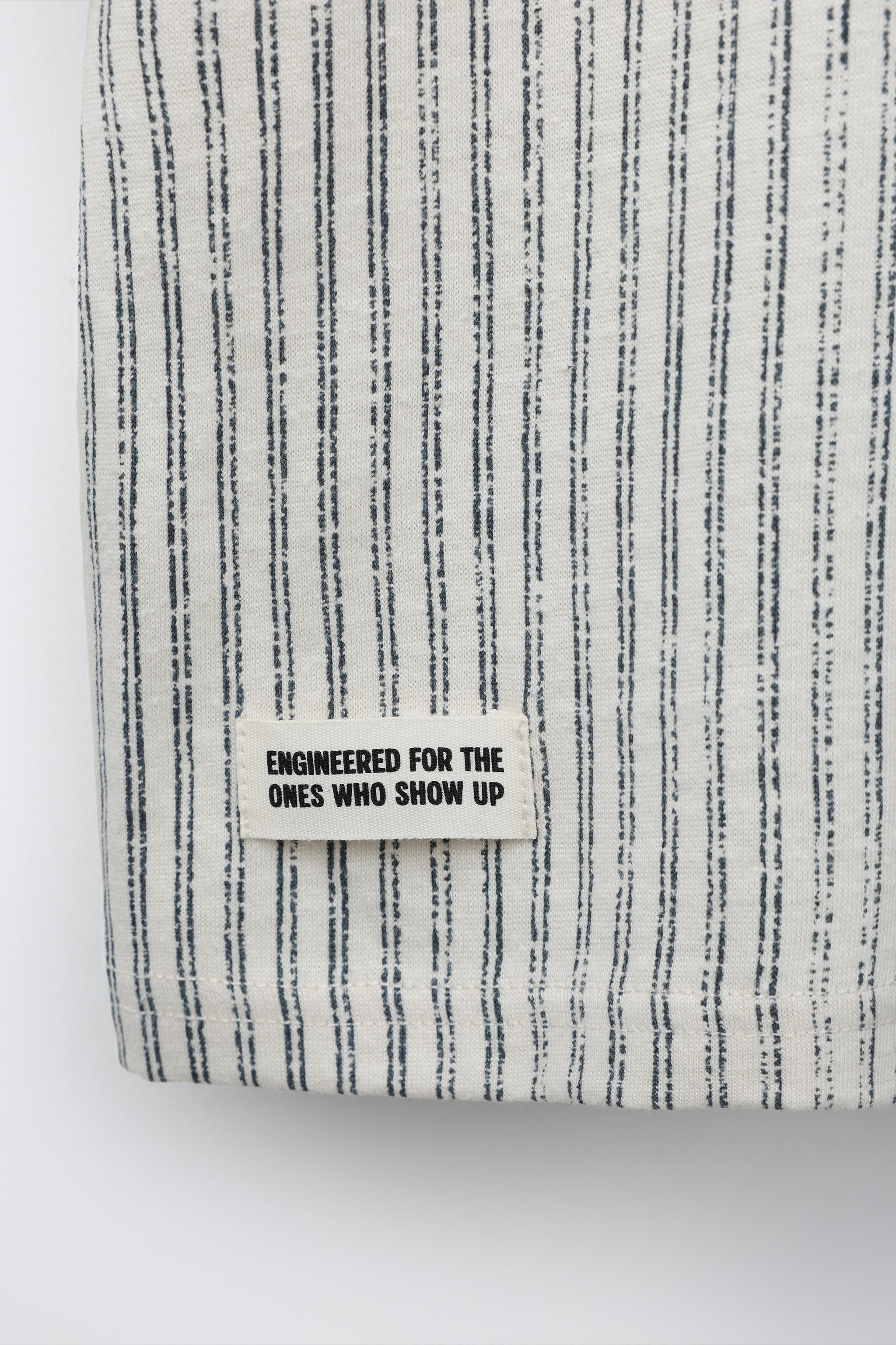 T-SHIRT À RAYURES ET ÉTIQUETTE